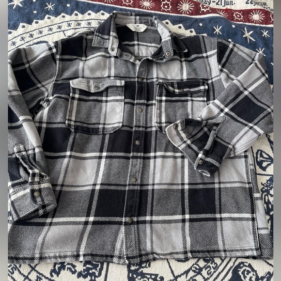 [US Yth18/Adult:M]H&M Black,Gray and White Checker Snap Button Flannel Overshirt - Picture 2 of 9